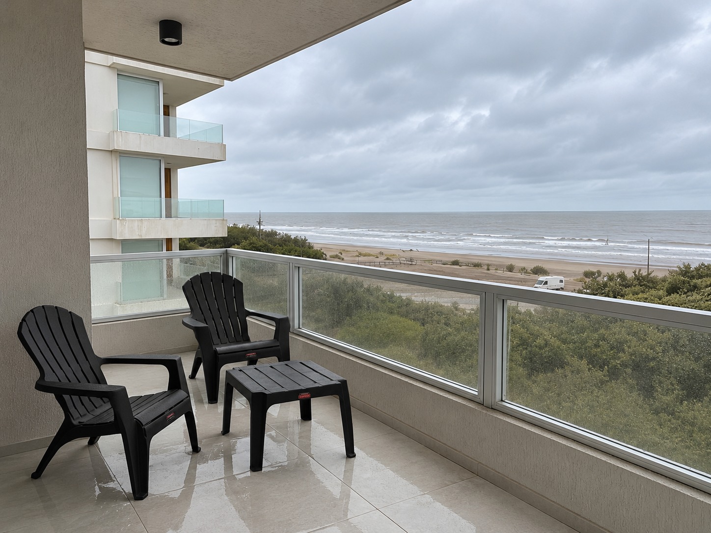 Balcón con vista al mar de un departamento frente al mar en Monte Hermoso, edificio Latitud